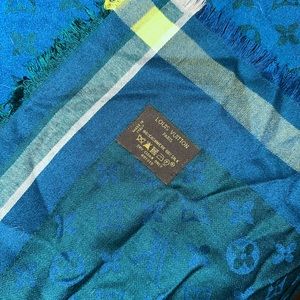 Louis Vuitton Monogram So Shine Shawl